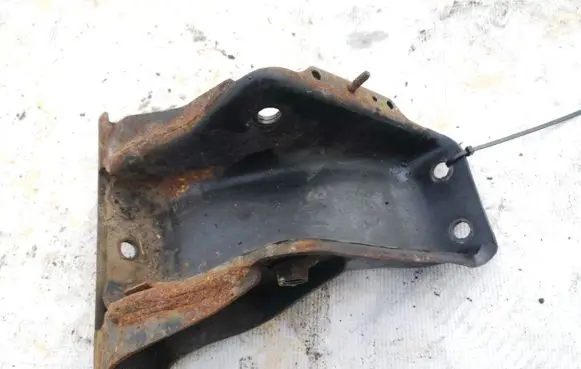 KIA Carens I Engine mounting bracket