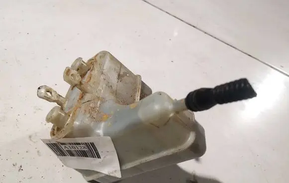 Audi Q3 8U Brake fluid reservoir 