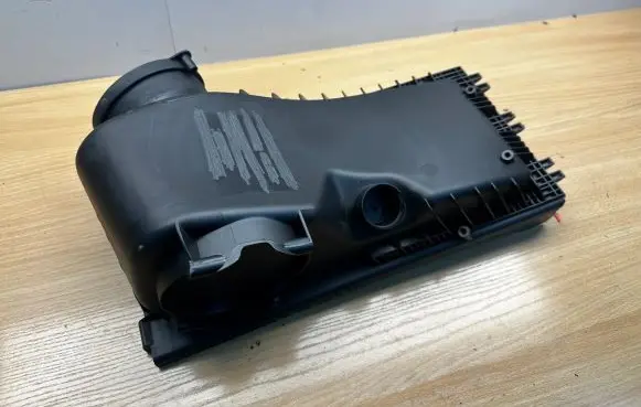 Volkswagen Touareg II Air filter box cover 