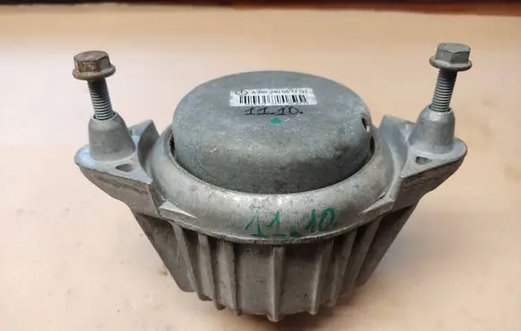 Mercedes-Benz C W205 Engine mount bracket 2072400517 A2072400517 3618777