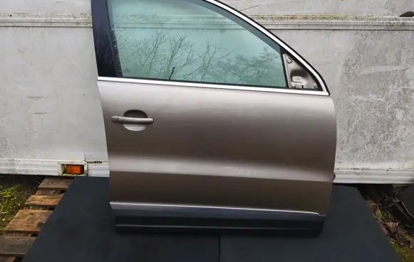 Volkswagen Tiguan Front door LA1X
