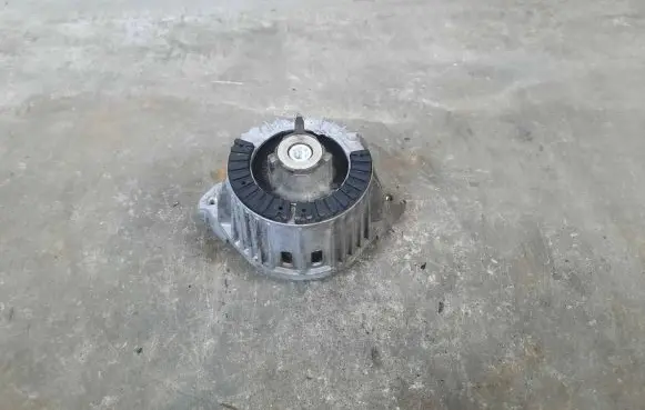 Mercedes-Benz E W212 Engine mount bracket A2122406417