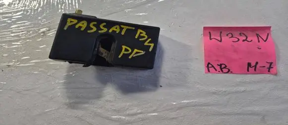 Volkswagen PASSAT B4 Front door lock 