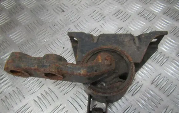 Engine mount bracket