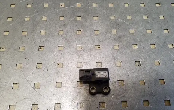 Mitsubishi Pajero Airbag deployment crash/impact sensor MR475078 X2T22371