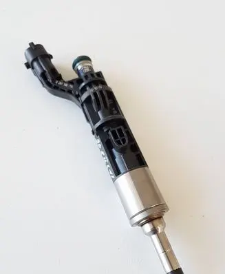 Peugeot 208 Fuel injector 9830304880