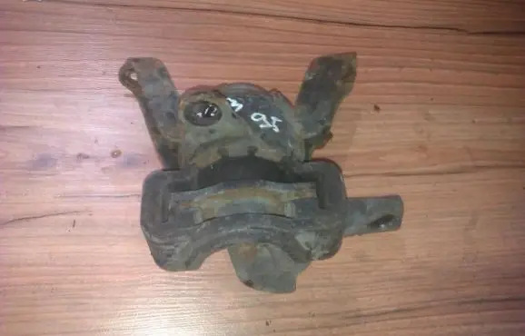 Mazda 323 Engine mount bracket