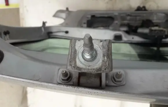 Peugeot 206 Tailgate/trunk/boot hinge