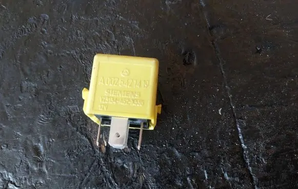 Mercedes-Benz E W210 Other relay A0025421419 V23134A52X335