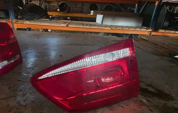 Tailgate rear/tail lights