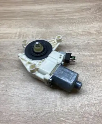 Mercedes-Benz C W204 Front door window regulator motor A2048200242 0130822502