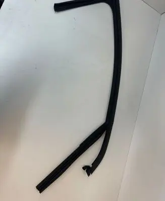 Peugeot 308 Rubber seal front door window/glass 9677893880