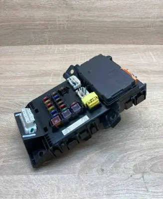 Toyota Avensis T250 Fuse module 8264105010 05810520