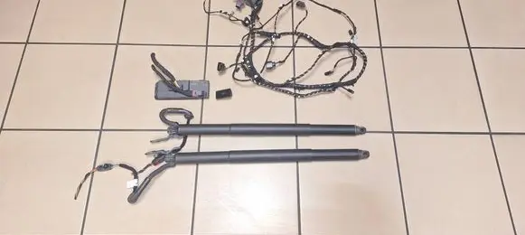 Volkswagen Touran III Tailgate strut 5TA827851B 5Q0959107L