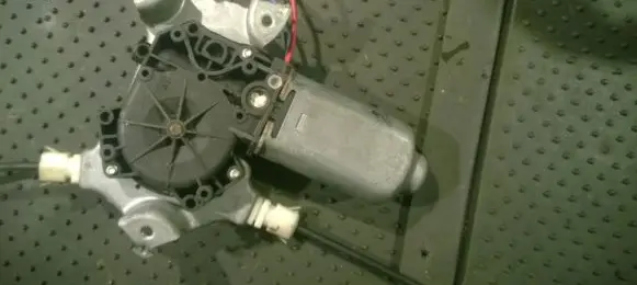 Nissan Primera Front door window regulator motor 400438B C130070599