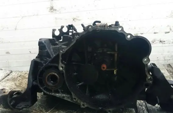 Hyundai Elantra Manual 5 speed gearbox 805498
