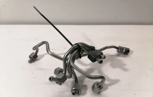 Fuel injector supply line/pipe