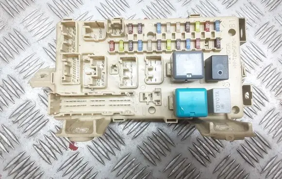 Toyota Avensis T250 Fuse module 82641CA030F