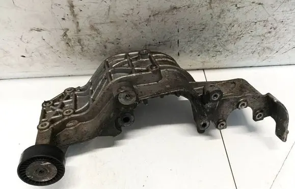 Engine mounting bracket