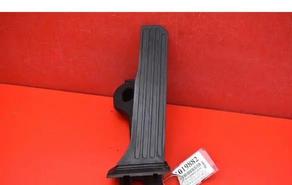 Accelerator throttle pedal