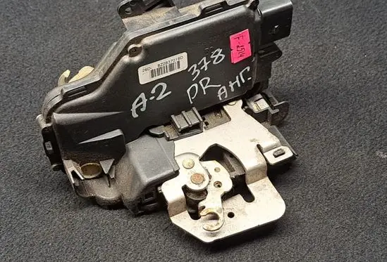 Audi A2 Front door lock 8Z2837016D