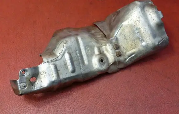 Land Rover Discovery 3 - LR3 Exhaust heat shield 4R8Q9N454DC