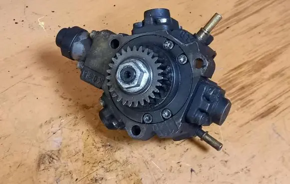 Renault Laguna III Fuel injection high pressure pump 8200690744