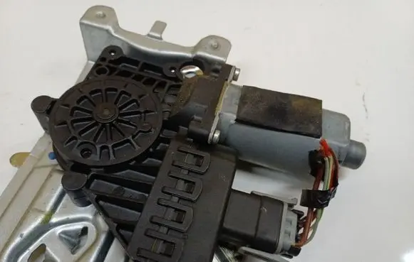Opel Zafira B Front door window regulator motor 