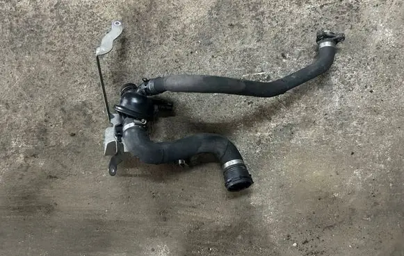 BMW 7 F01 F02 F03 F04 Thermostat/thermostat housing 10106811
