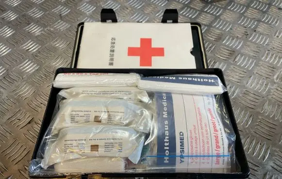 BMW 8 E31 First aid kit 