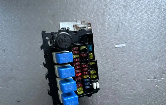 Nissan King Cab, Navara Fuse module 72404200 24330C9960