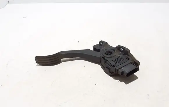 Accelerator throttle pedal