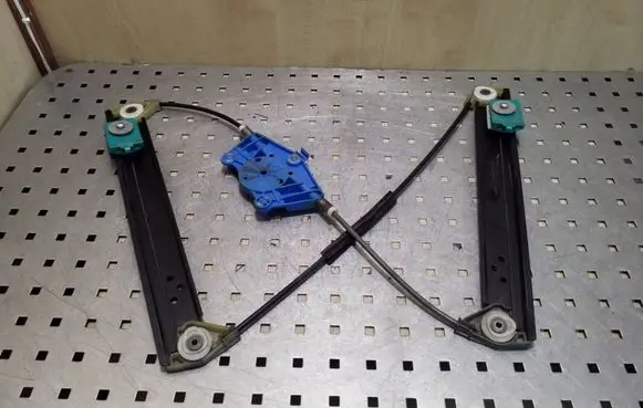 Rear window lifting mechanism without motor