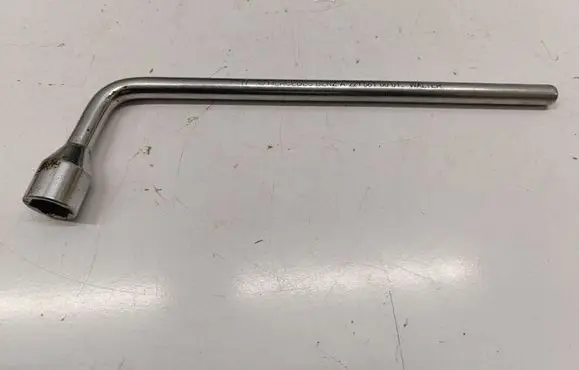 Mercedes-Benz C W204 Wheel nut wrench A2215810001