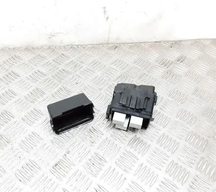 Toyota Avensis T270 Fuse module 9008087019