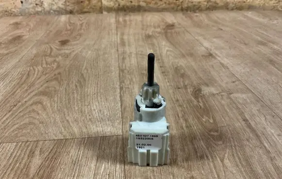 Audi A4 S4 B6 8E 8H Brake pedal sensor switch 8E0927189B 19322005