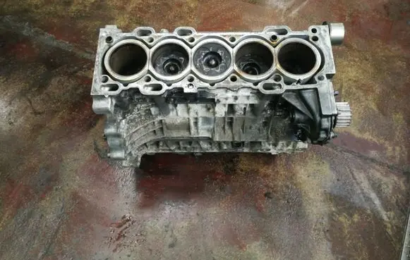 Volvo V70 Engine block 30777889 D5244T4