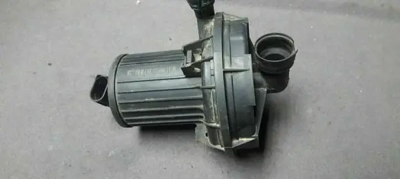 Volkswagen Golf V Secondary air pump 06A131333C