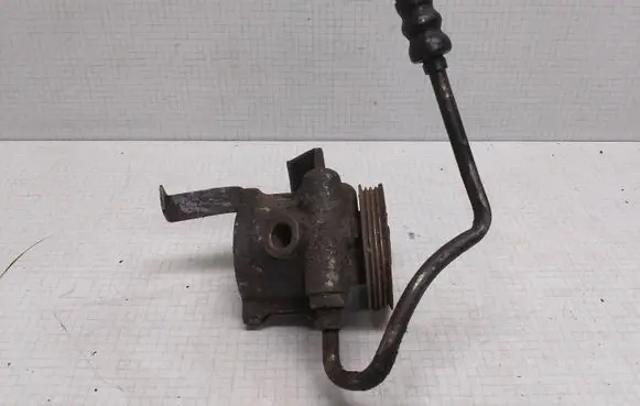 Volkswagen Golf III Power steering pump 7849701