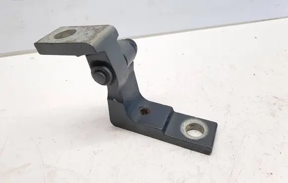 Volkswagen Touareg I Front door upper hinge 7L0831401A