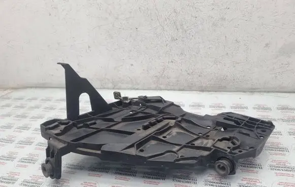 Volkswagen Touareg I Headlight/headlamp mounting bracket 16464500