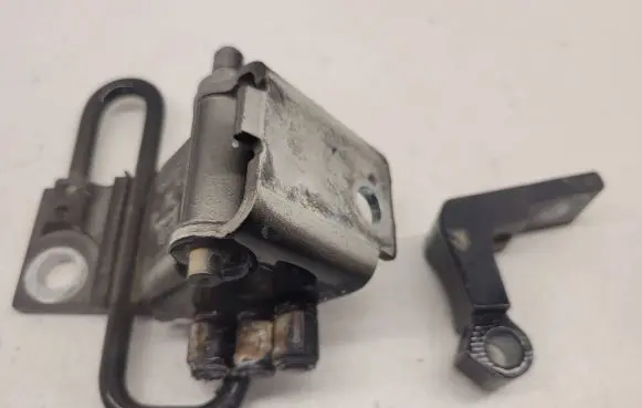 Audi A6 S6 C6 4F Front door lower hinge 8E0831411
