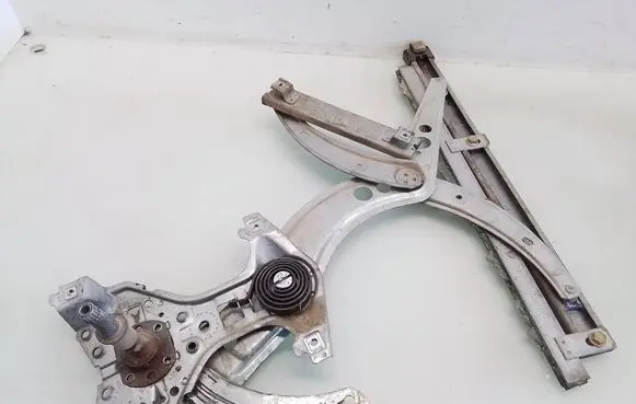 Volkswagen PASSAT B3 Front door manual window regulator 357837402