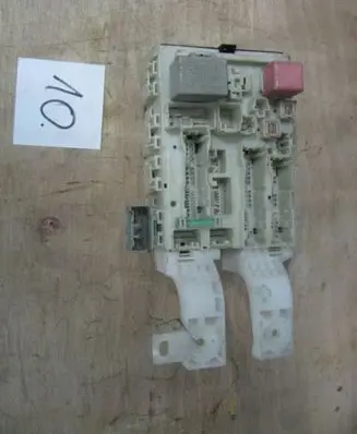 Toyota Yaris Fuse module 8273052C00