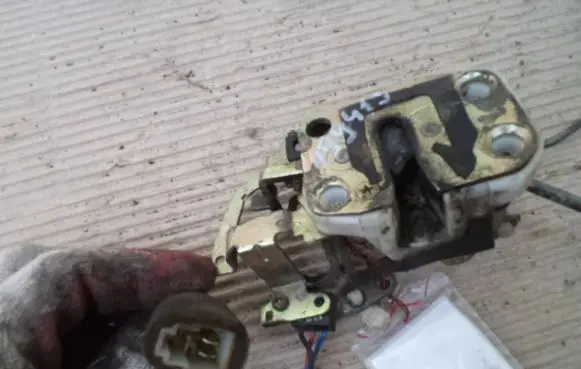 KIA Sephia Front door lock