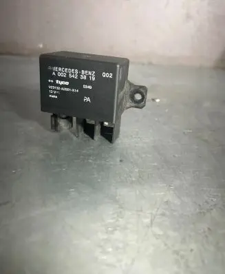 Mercedes-Benz E W211 Charging relay A0025423819 V23332A2001X14