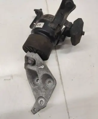 Toyota RAV 4 (XA50) Engine mount bracket