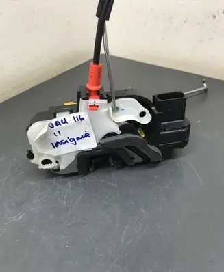 Opel Zafira C Front door lock 3023880