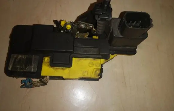 Volvo V70 Front door lock 8650555 C5519