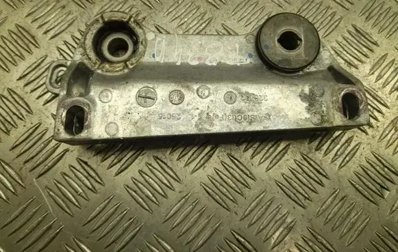 Engine mounting bracket
